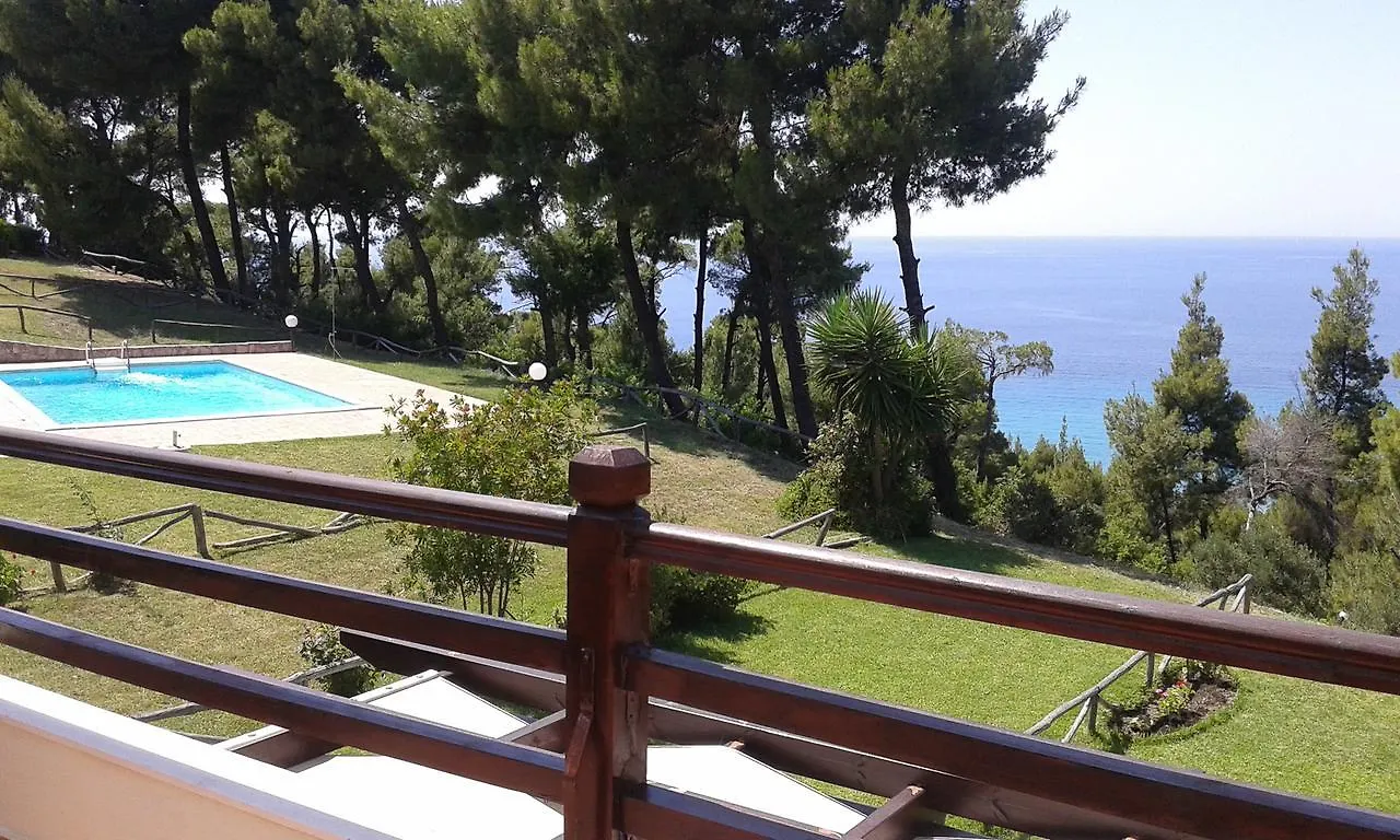 Beachside Haven, Poolside Serenity & Sunset Magic Kalandra فيلة