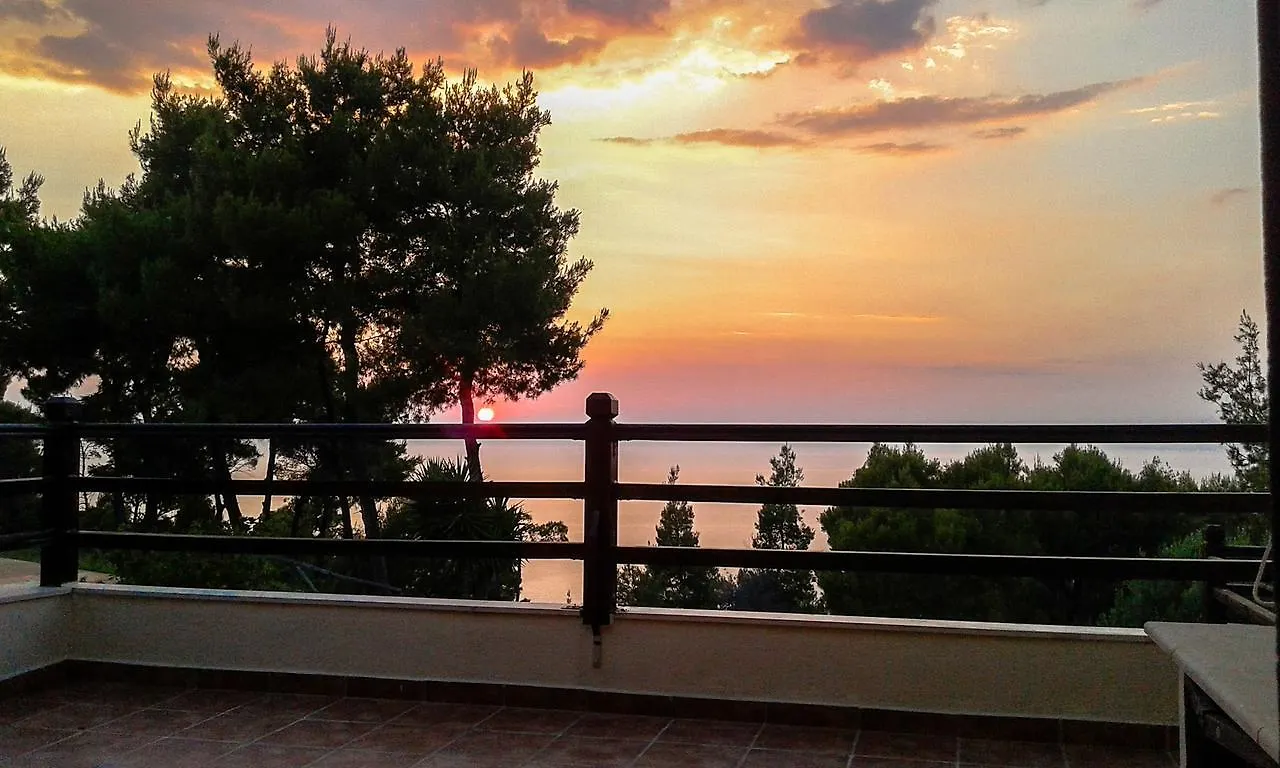 Beachside Haven, Poolside Serenity & Sunset Magic Kalandra اليونان