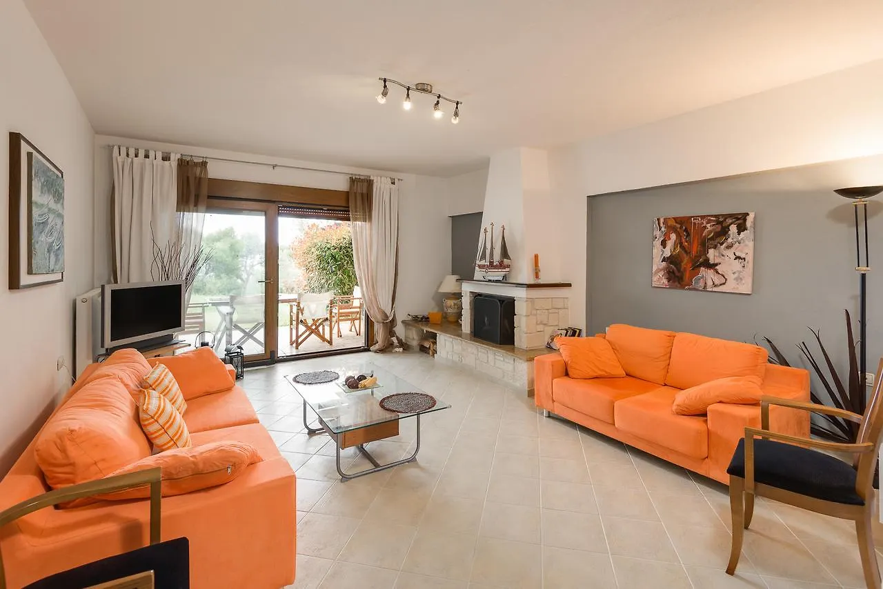 Beachside Haven, Poolside Serenity & Sunset Magic Kalandra فيلة